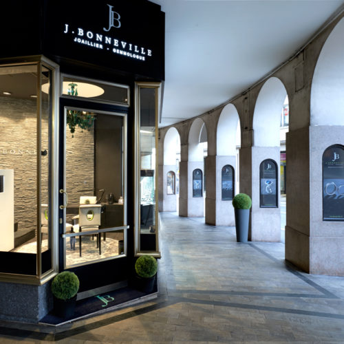 Transformation d’une petite arcade en bijouterie pour J. Bonneville à Lausanne avec un espace vente et un atelier de conception.